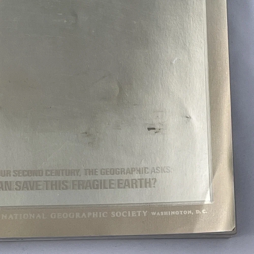 National Geographic Magazine - Hologram Cover December 1988 VOL: 174, NO 6 Good